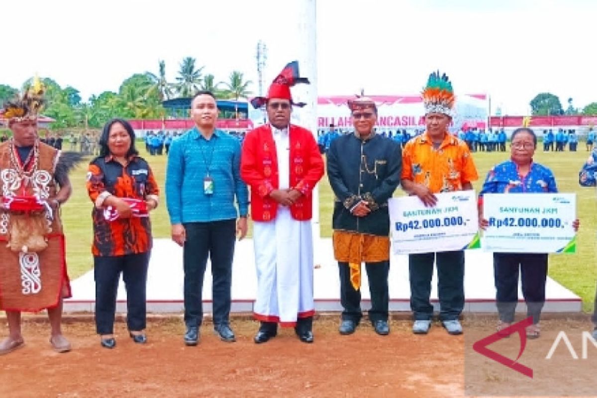 Bupati Biak Numfor serahkan santunan kematian peserta BPJS Ketenagakerjaan