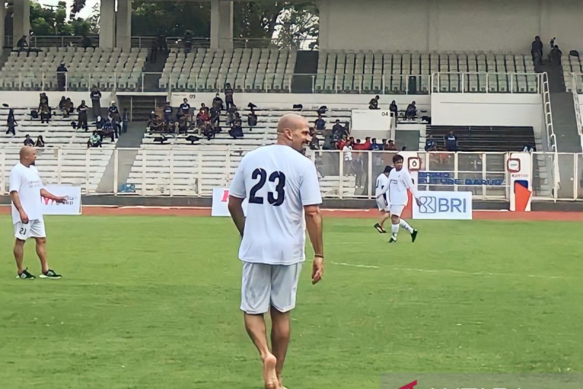 Jajaki Stadion Madya GBK, legenda Argentina Juan Veron main tanpa alas kaki