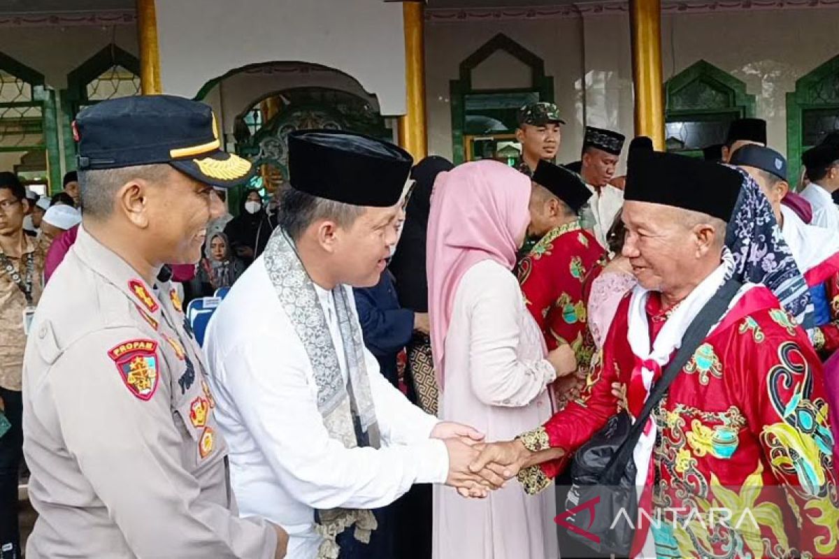 Penjabat Bupati lepas keberangkatan 137 jamaah calon haji asal Barsel