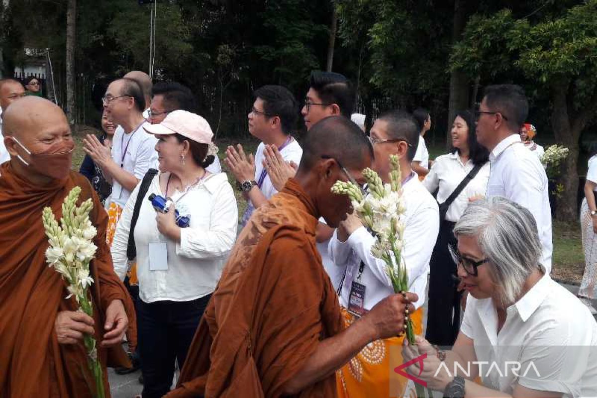 Biksu thudong puja bakti dan pradaksina di Borobudur