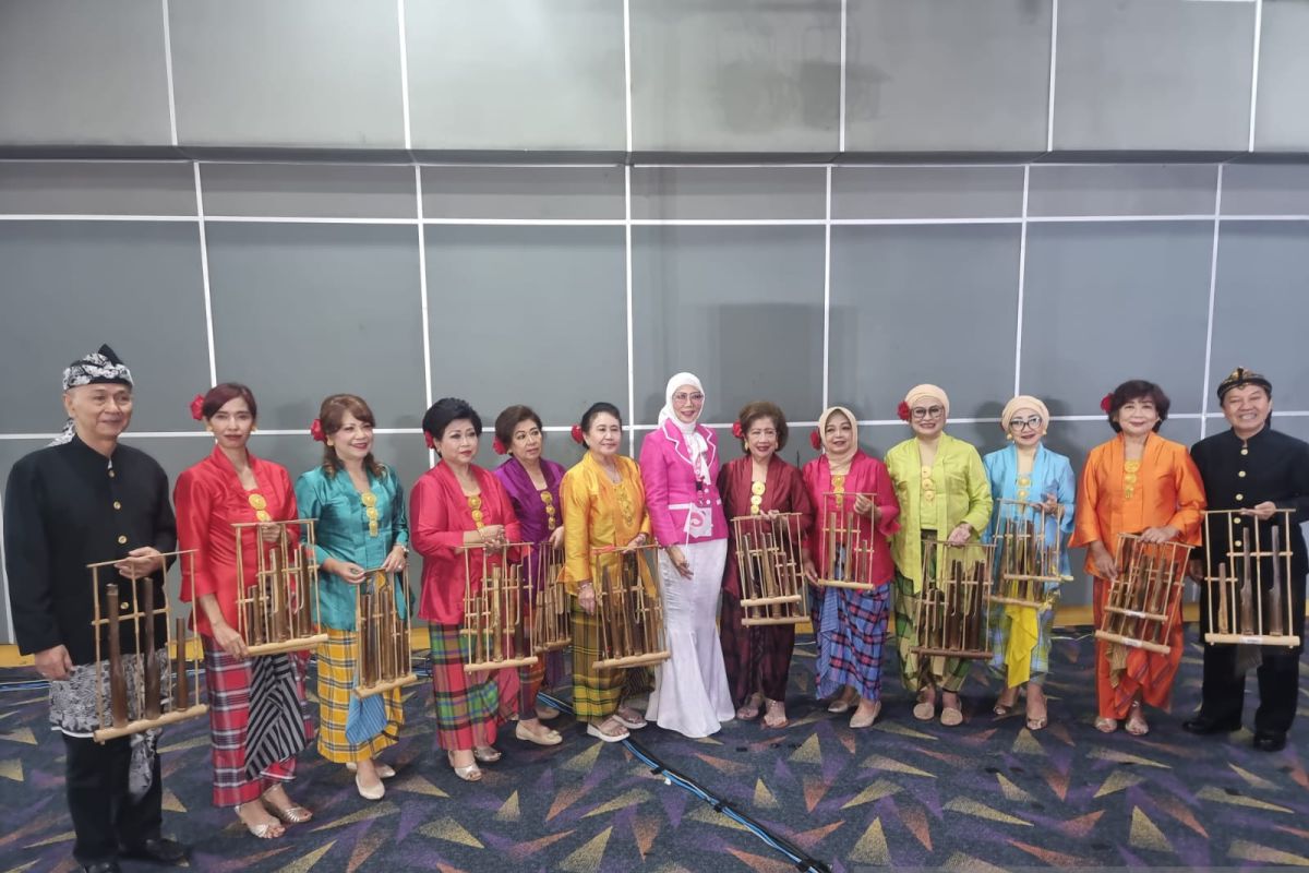 Seni angklung harus dilestarikan