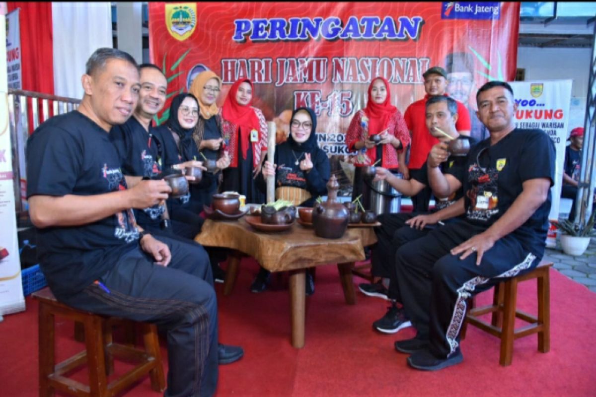 Bupati Sukoharjo "ngunjuk" jamu bareng UMKM binaan Bank Jateng