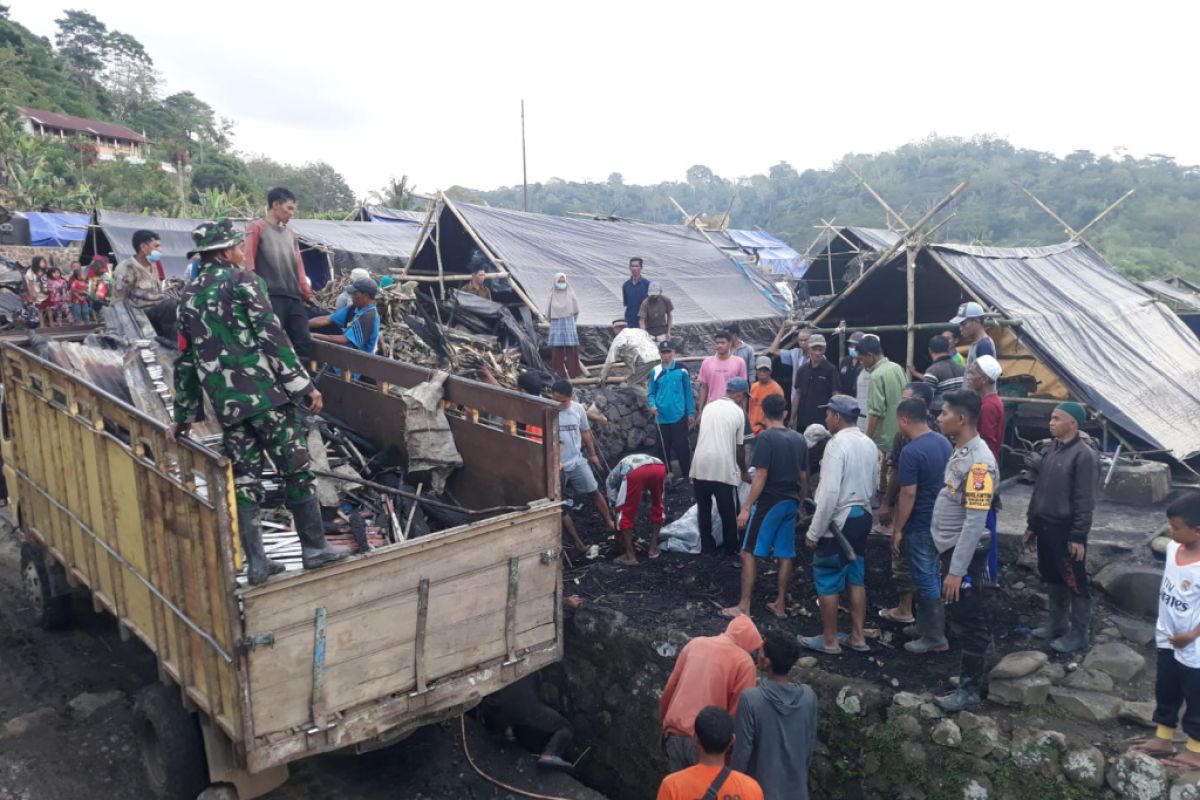 TNI-Polri bantu membersihkan rumah korban kebakaran di Sumbawa