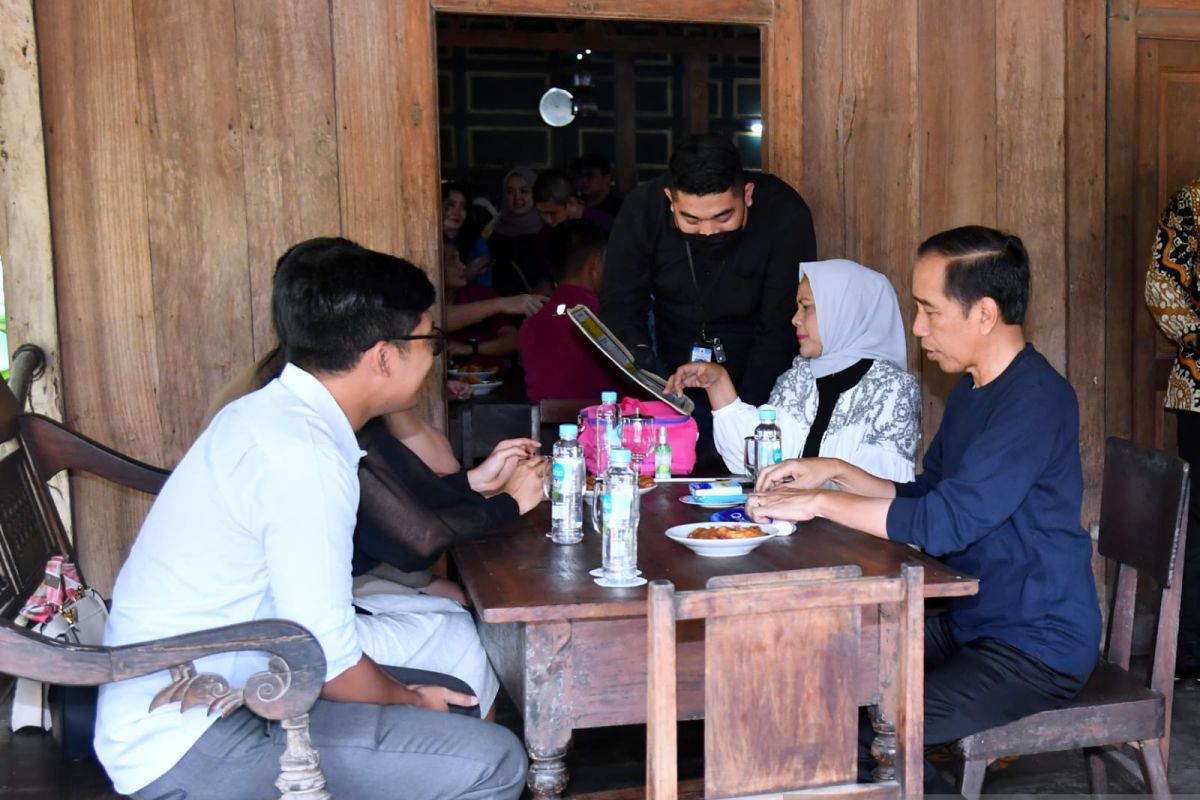 Presiden dan keluarga berakhir pekan di Kopi Klotok Yogyakarta