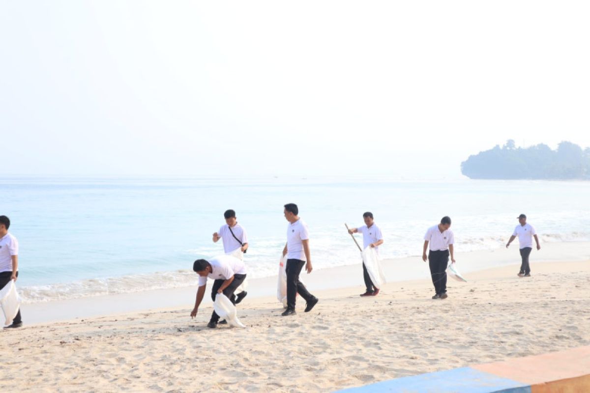 Puluhan personel gabungan Polres Pesisir Barat bersihkan sampah di pantai