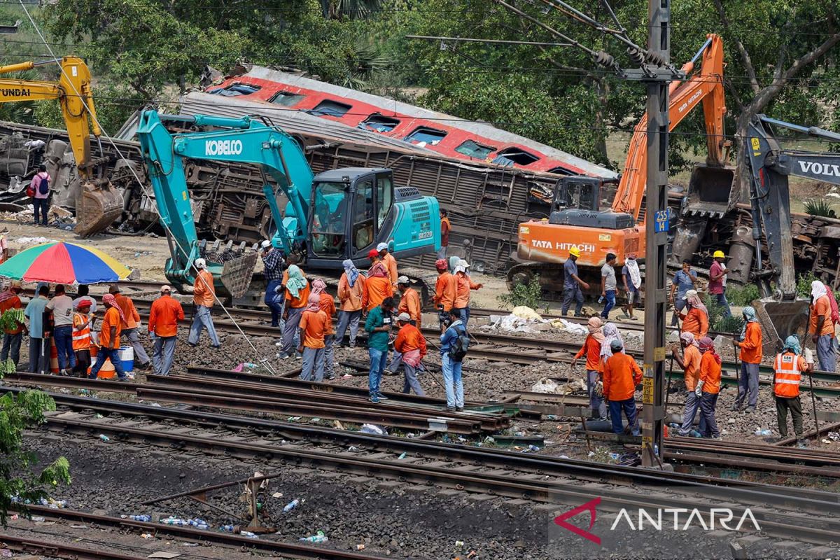 India mulai investigasi penyebab kecelakaan kereta pada Senin