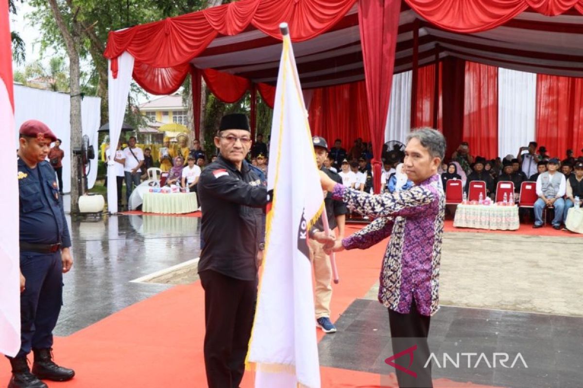 Bendera Kirab Pemilu tiba di Kampar disambut hujan