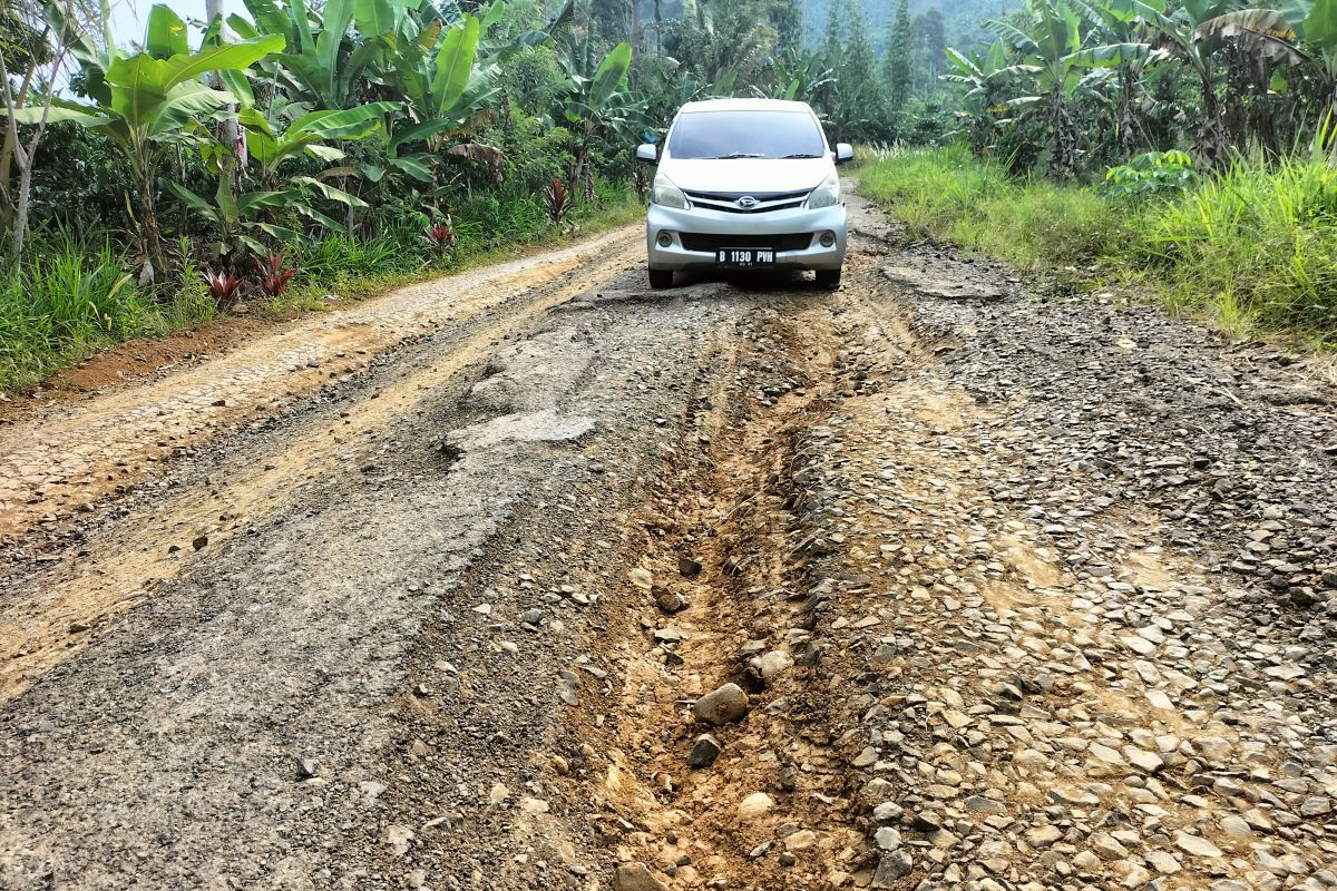 Jalan rusak  menuju "Negeri di Atas Awan" Temiangan Hill