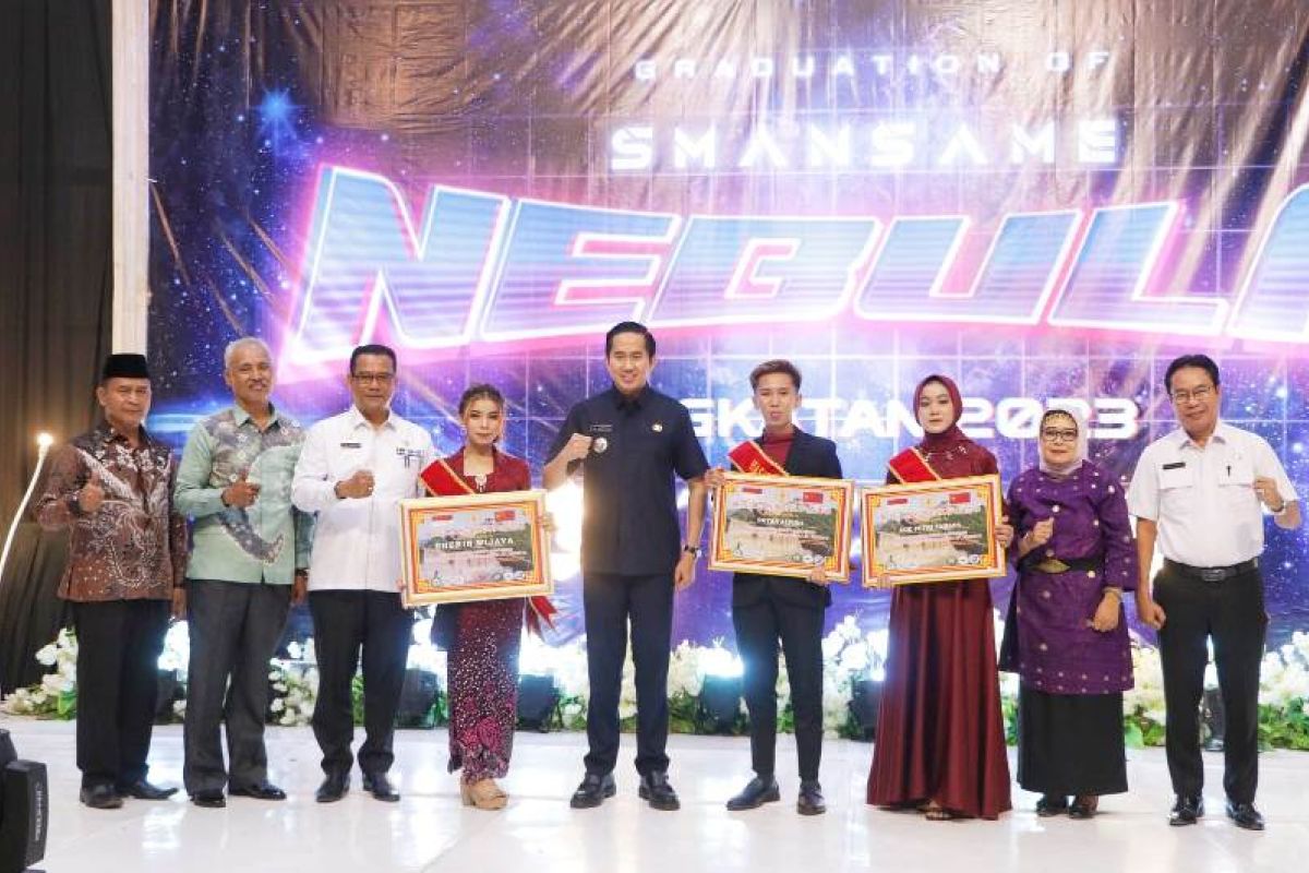 Tiga lulusan  SMAN I Muara Enim peroleh bea siswa ke Sichuan University