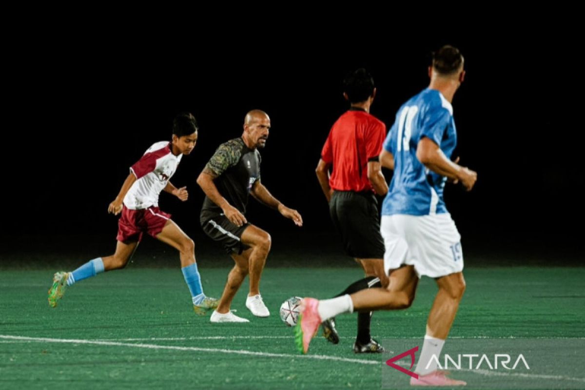 Legenda timnas Argentina jajal lapangan latihan Bali United