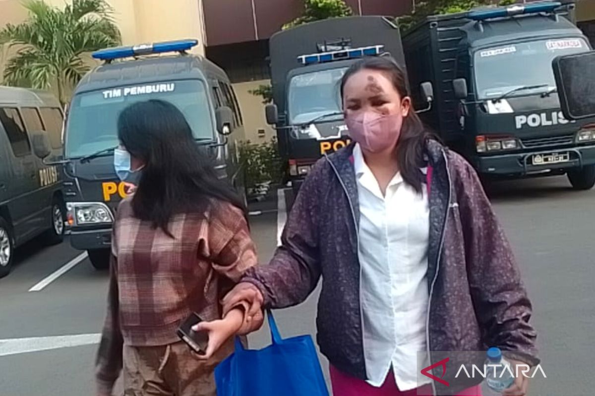 Lambaian tangan dan cemburu berakhir tragis: wanita ini ditabrak sang kekasih