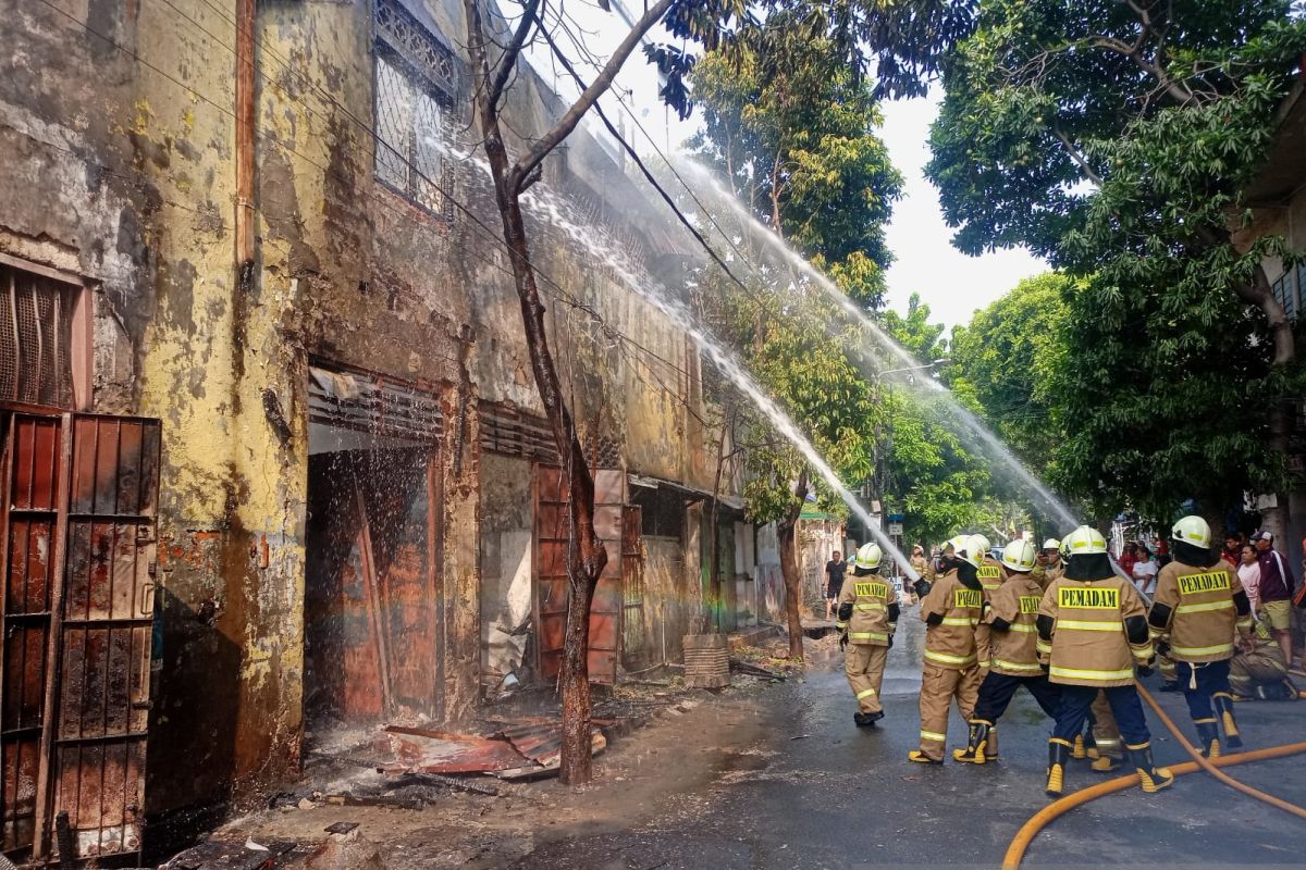 Kebakaran landa warkop mi ayam di Kramat Senen akibat selang kompor