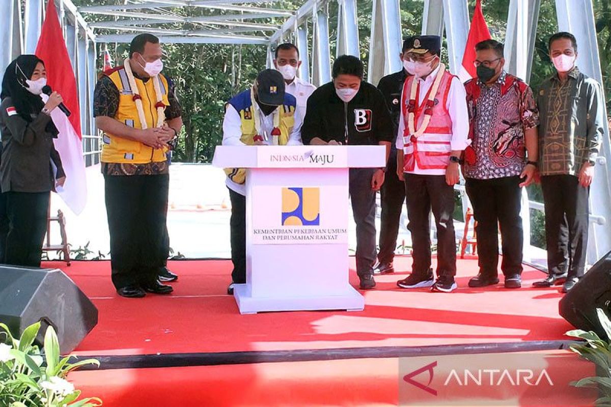 Banyak lubang di badan jalan Jembatan OKU Timur - OKI