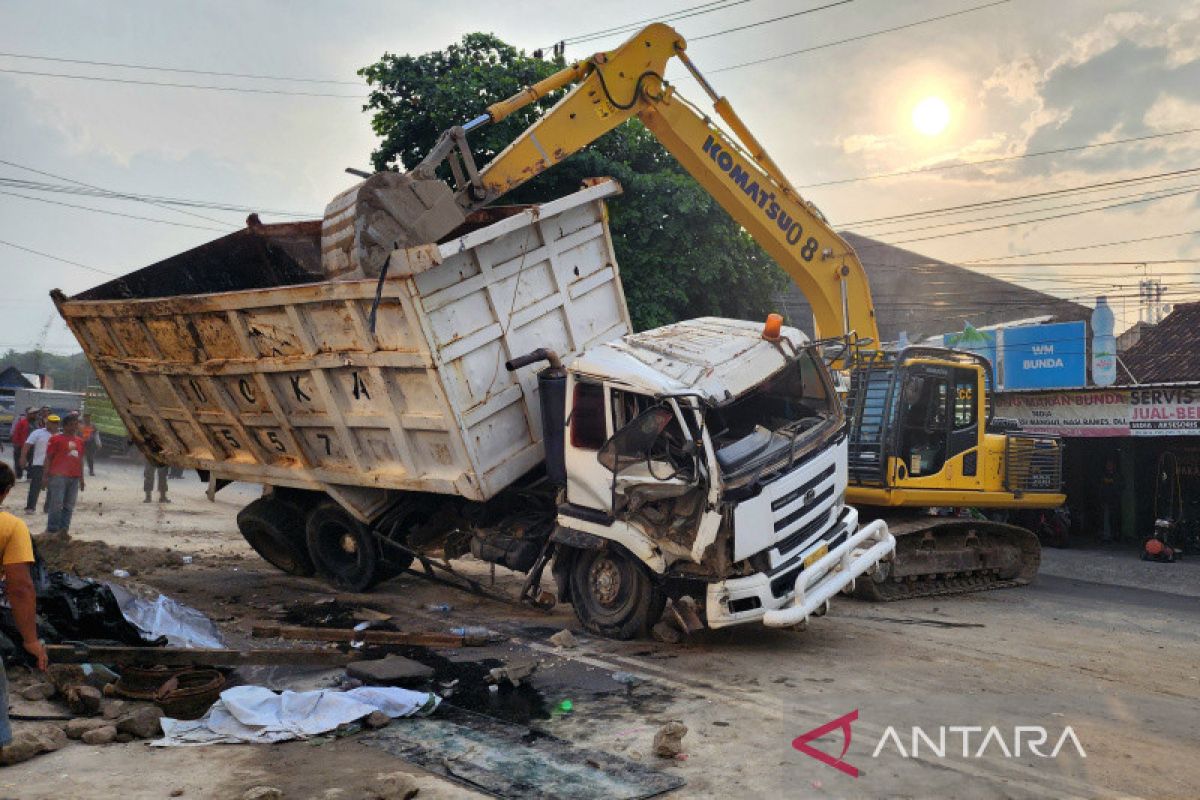 Dua tewas dalam kecelakaan truk timpa mobil di  Semarang