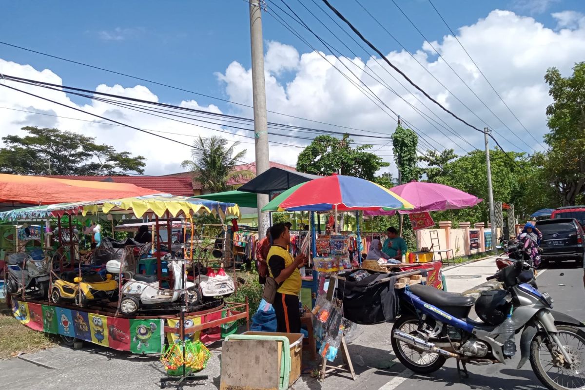 Puluhan petugas DLH Mataram di siagakan tangani sampah Asrama Haji