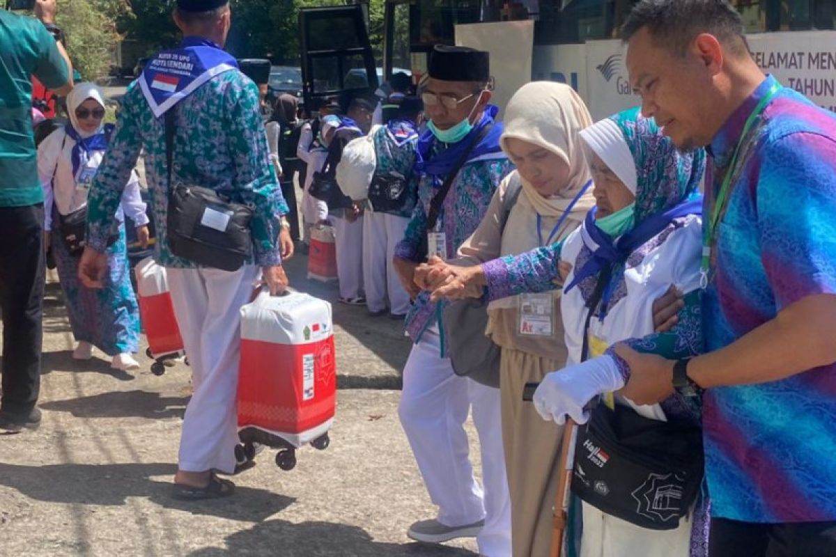 Jamaah calon haji Kendari tiba di Asrama Haji Embarkasi Makassar