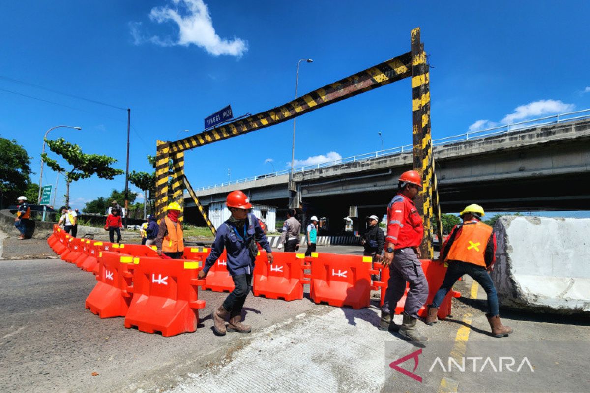 Polisi uji coba rekayasa lalu lintas penutupan jembatan  Tol Kaligawe