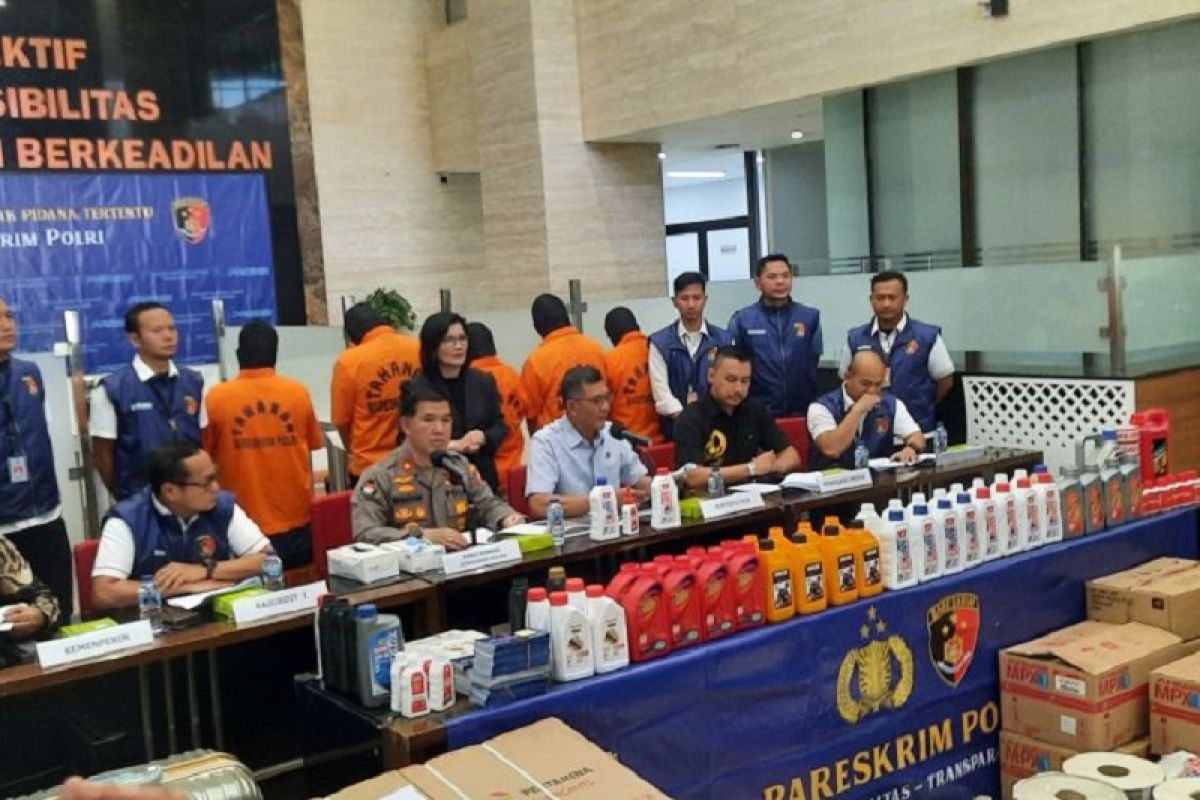 Bareskrim Polri ungkap produsen oli palsu beromzet Rp20 miliar per bulan