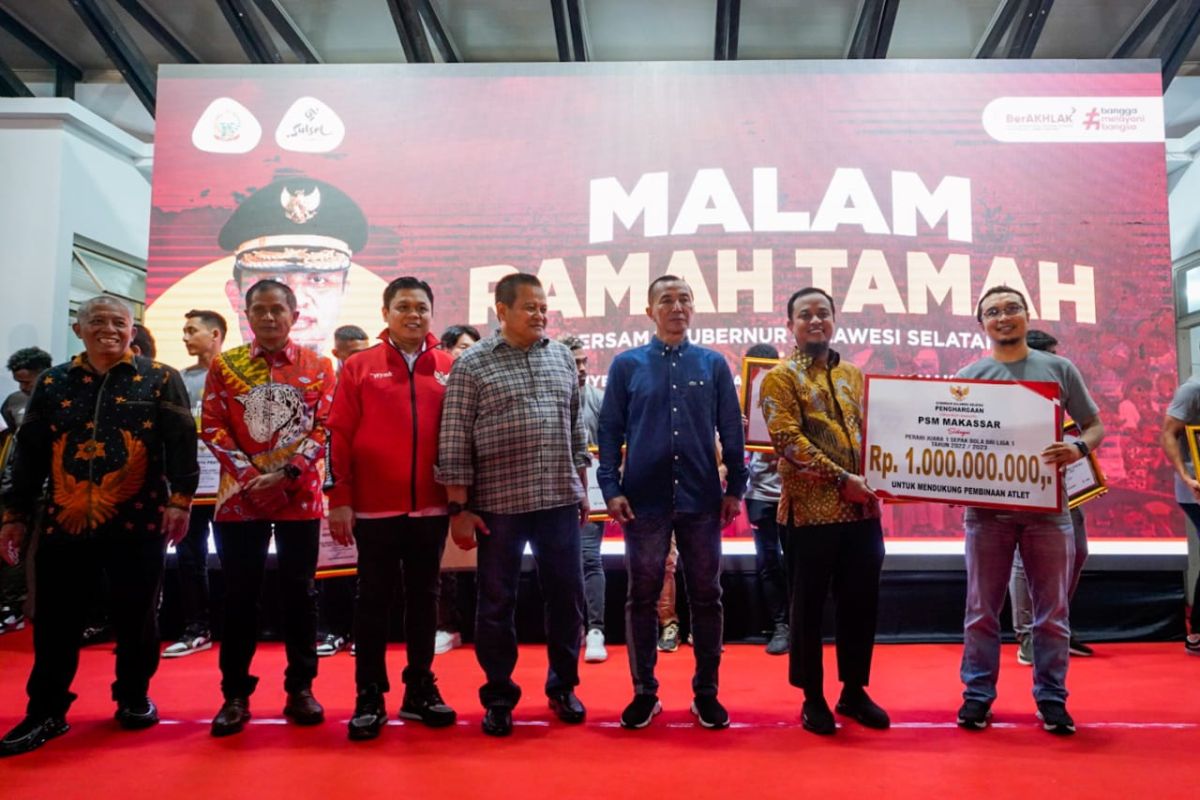 Gubernur Andi Sudirman serahkan bonus Rp1 miliar kepada PSM Makassar