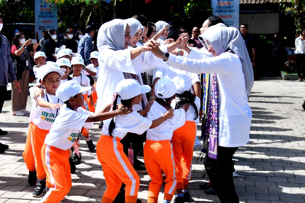 Ibu Negara Iriana beserta OASE KIM bermain dengan anak-anak sekolah di Bali