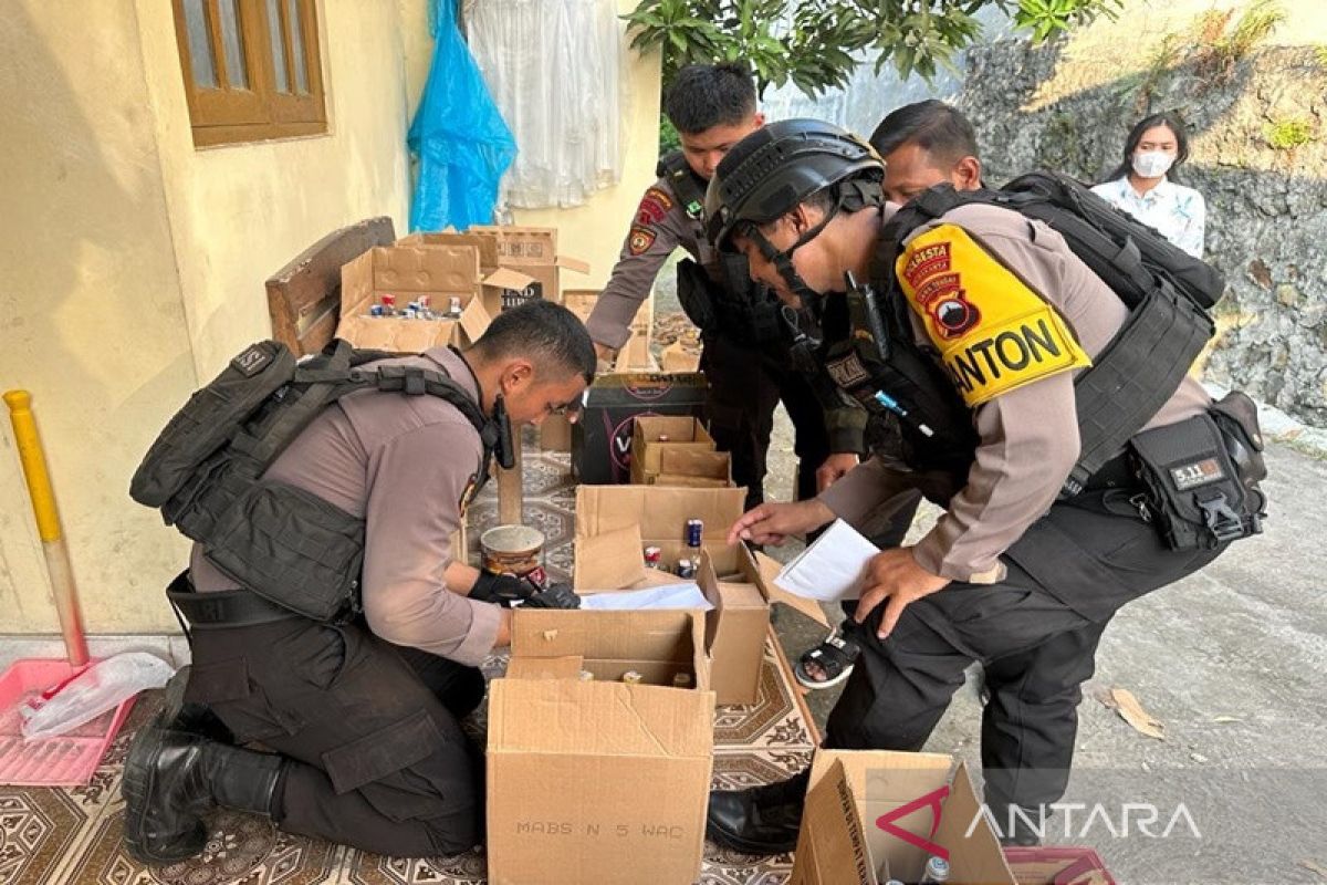 Ratusan botol minuman beralkohol disita dari rumah kontrakan di Solo