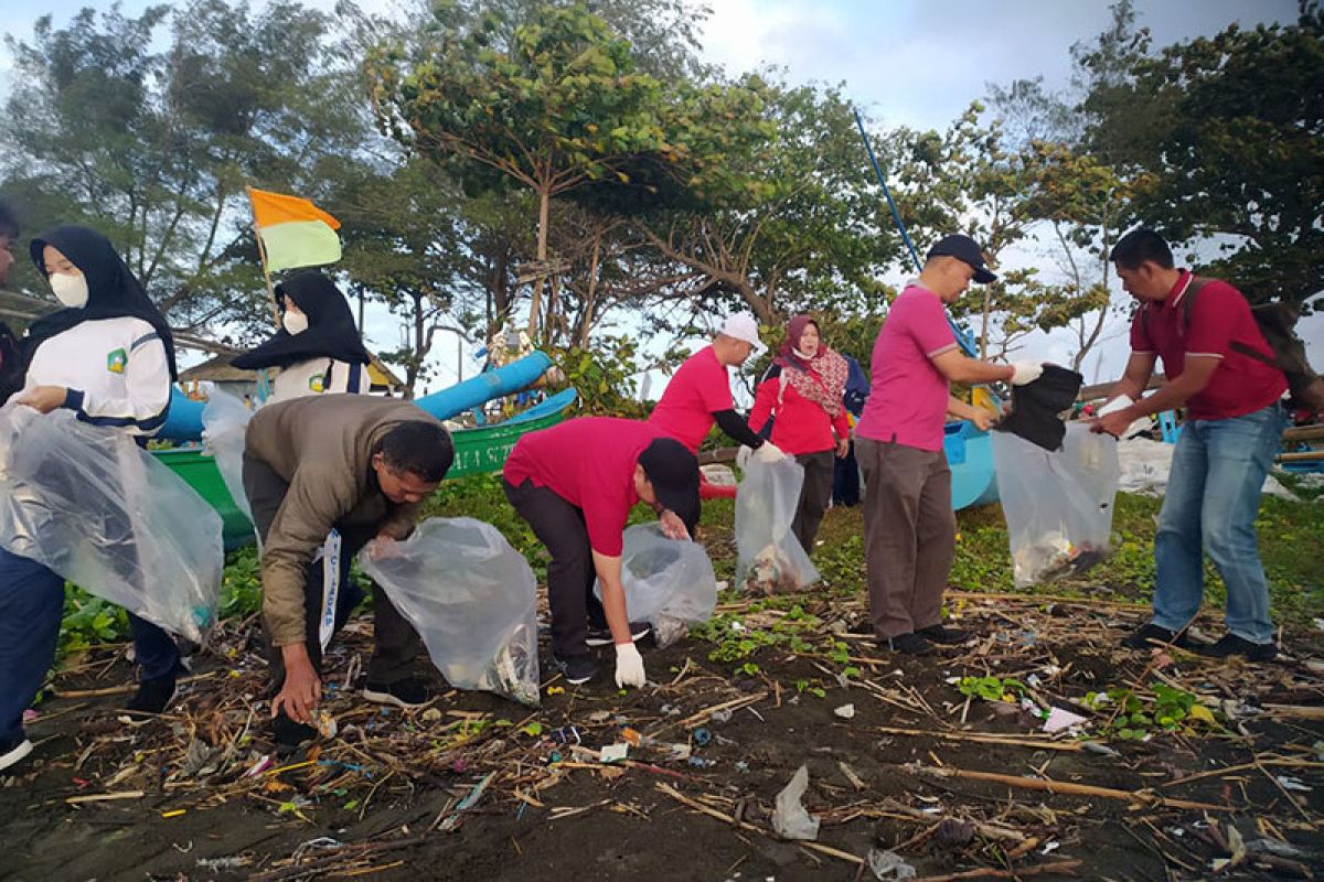 850 kg sampah dikumpulkan dalam Aksi Bersih-Bersih Pantai Teluk  Penyu