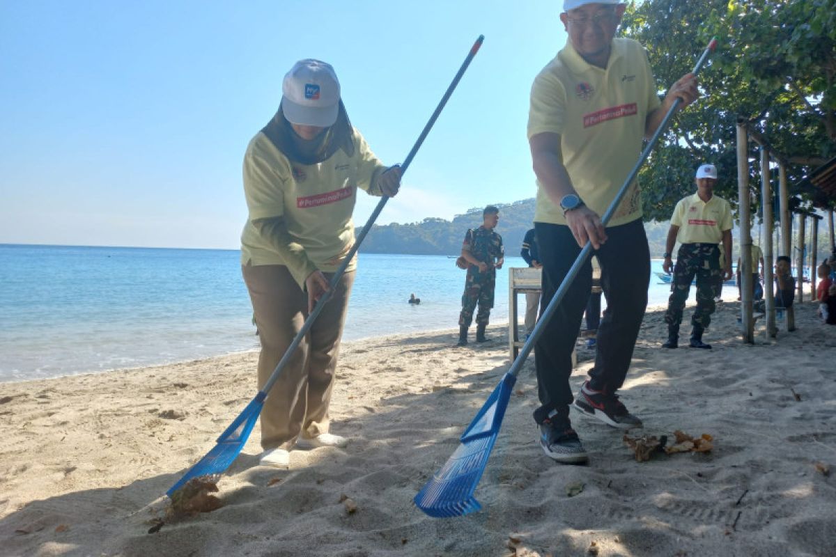 Sepanjang kawasan wisata Pantai Nipah Lombok Utara dibersihkan