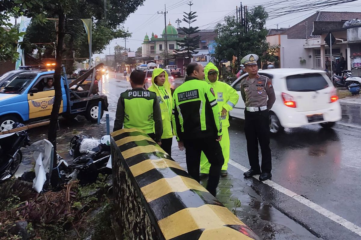 Pikap tabrak sepeda motor, empat orang tewas