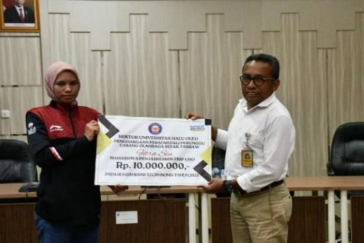 Rektor UHO Kendari beri bonus mahasiswi peraih medali di SEA Games 2023