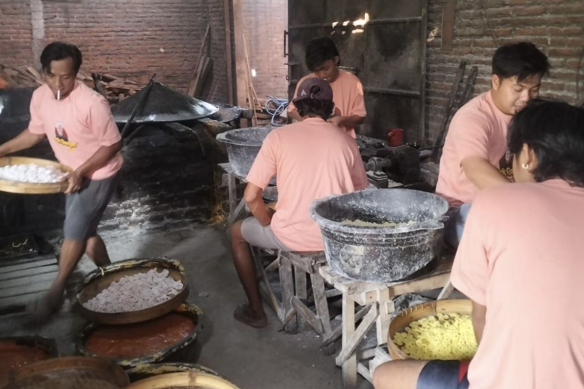 Mak Ganjar latih ibu-ibu di Kudus buat camilan