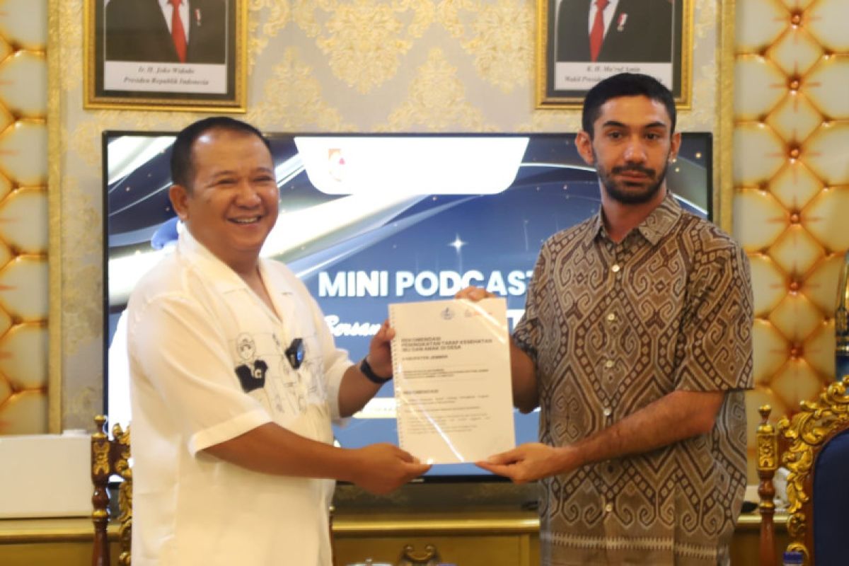 Aktor Reza Rahadian aktif membantu penanganan stunting