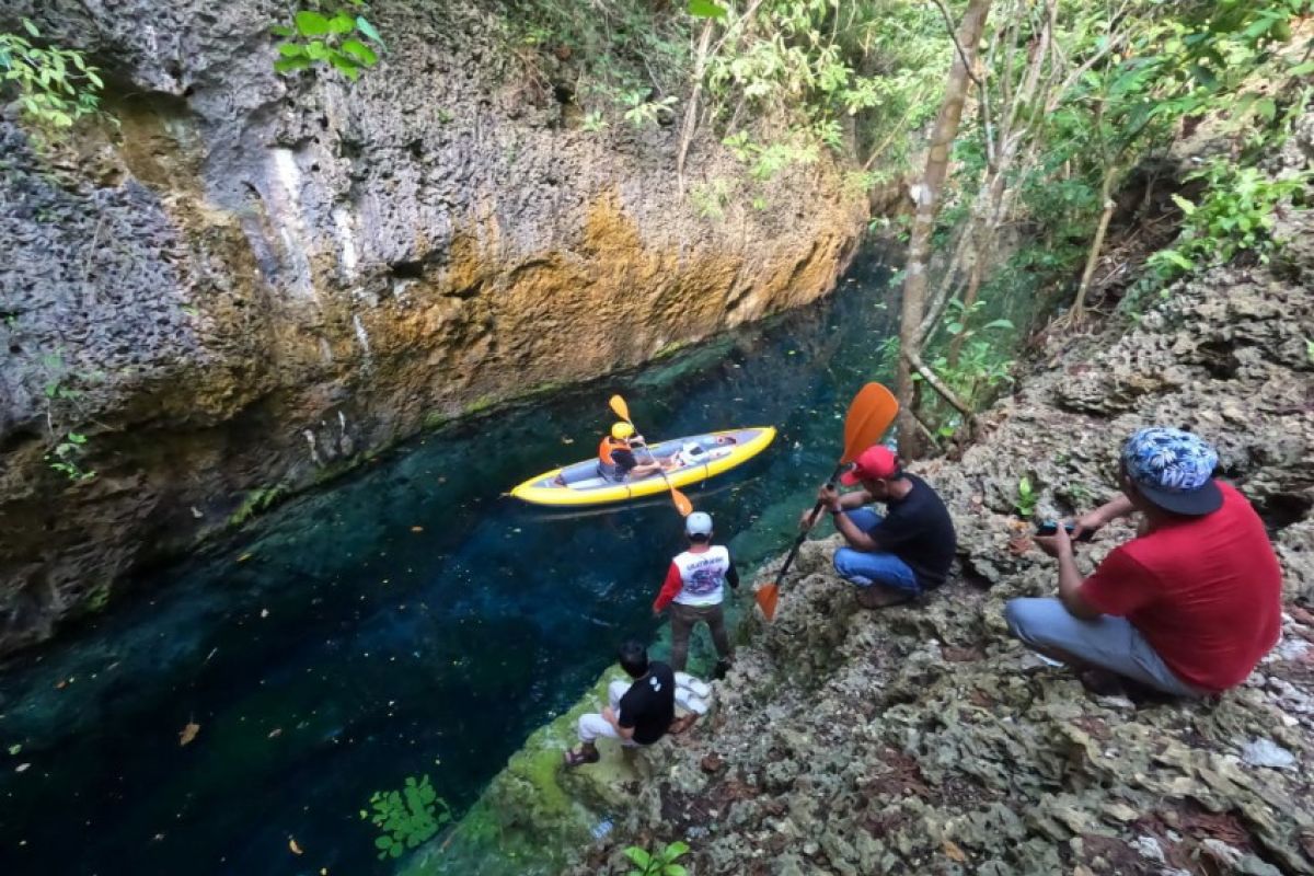 Dispar Sulawesi Tenggara imbau warga berwisata di pantai waspada saat cuaca buruk