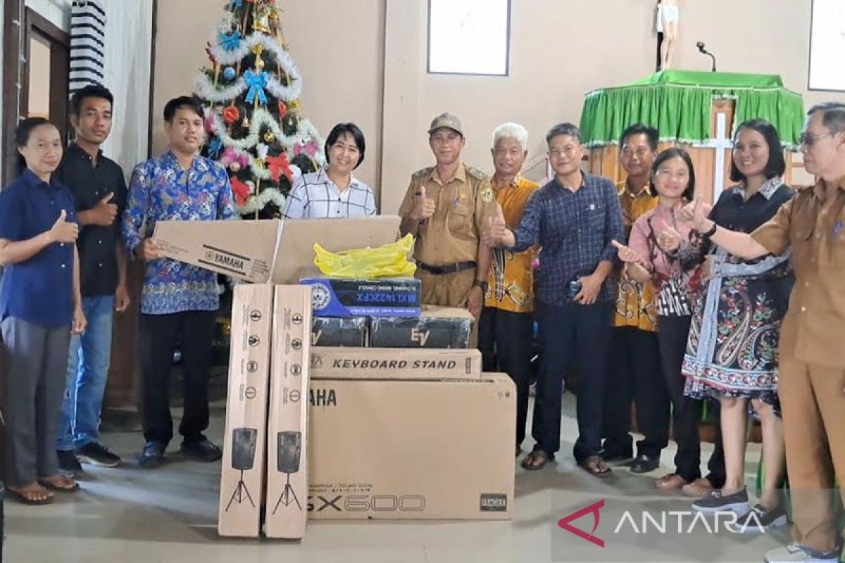 Kembangkan talenta generasi muda, Legislator Gumas bantu alat musik