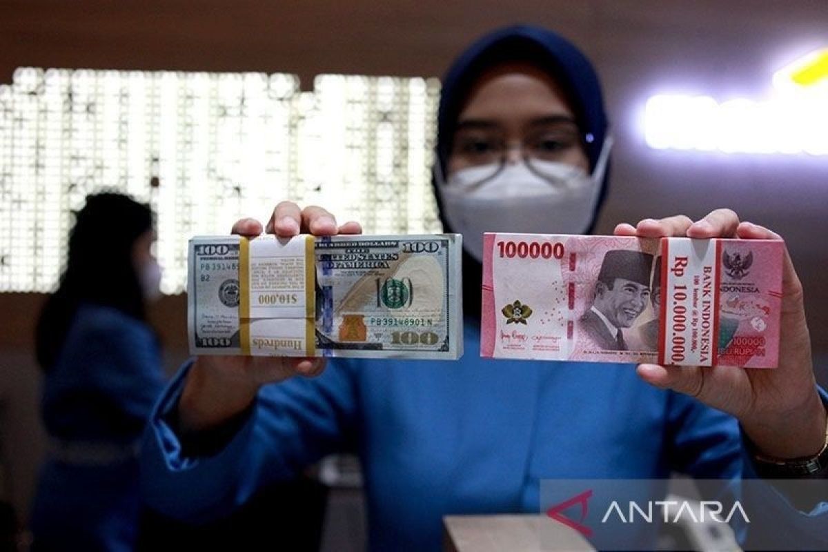 Rupiah awal pekan turun tipis di tengah surplus neraca perdagangan