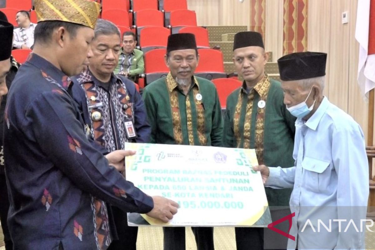 Pemkot Kendari menyalurkan zakat ASN kepada 650 lansia dan janda