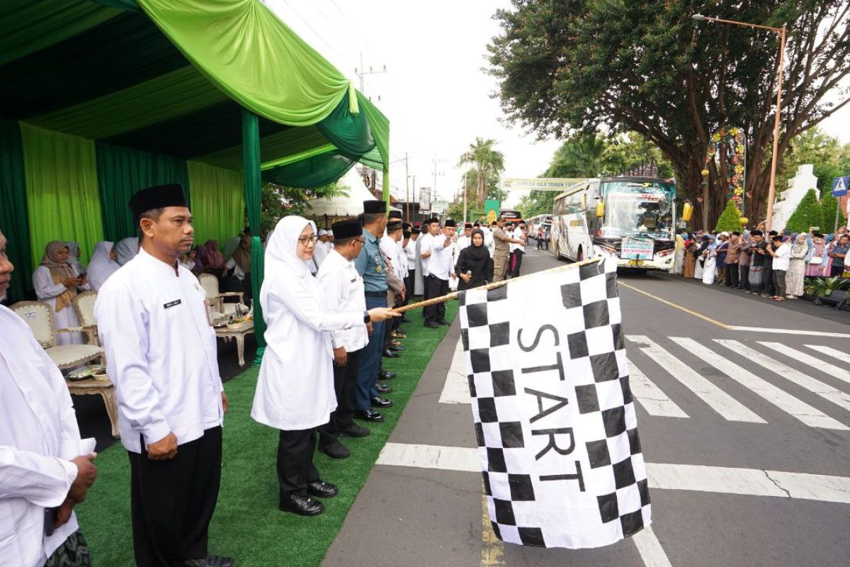 921 calon haji Banyuwangi diberangkatkan ke Asrama Haji Sukolilo