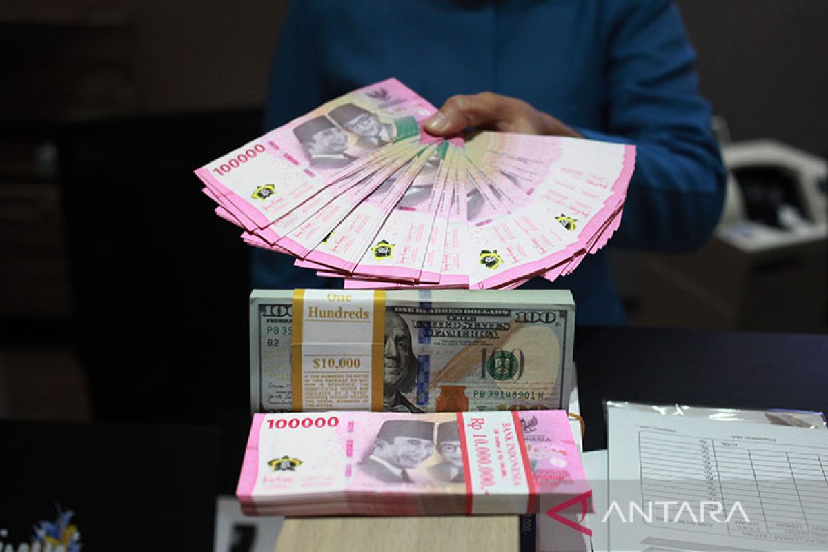 Rupiah menguat Rp15.806 per dolar AS