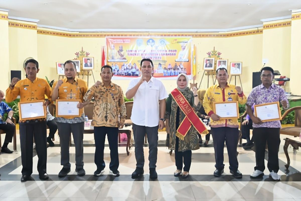 Camat Batang Kawa terima penghargaan atas kepedulian terhadap pengembangan PAUD