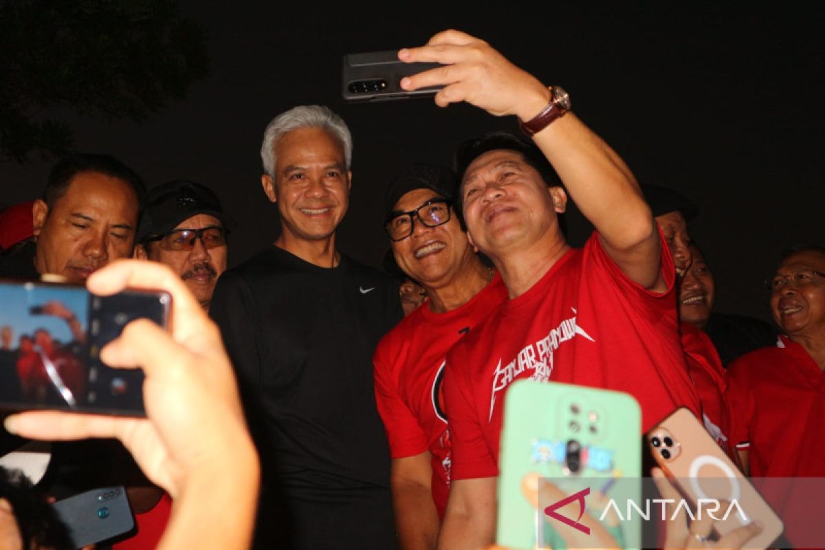 Capres Ganjar diserbu warga saat ajang Fun Walk Bali