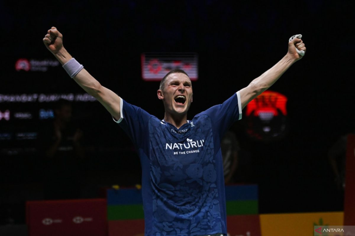 Pebulu tangkis Viktor Axelsen pertahankan medali emas Olimpiade