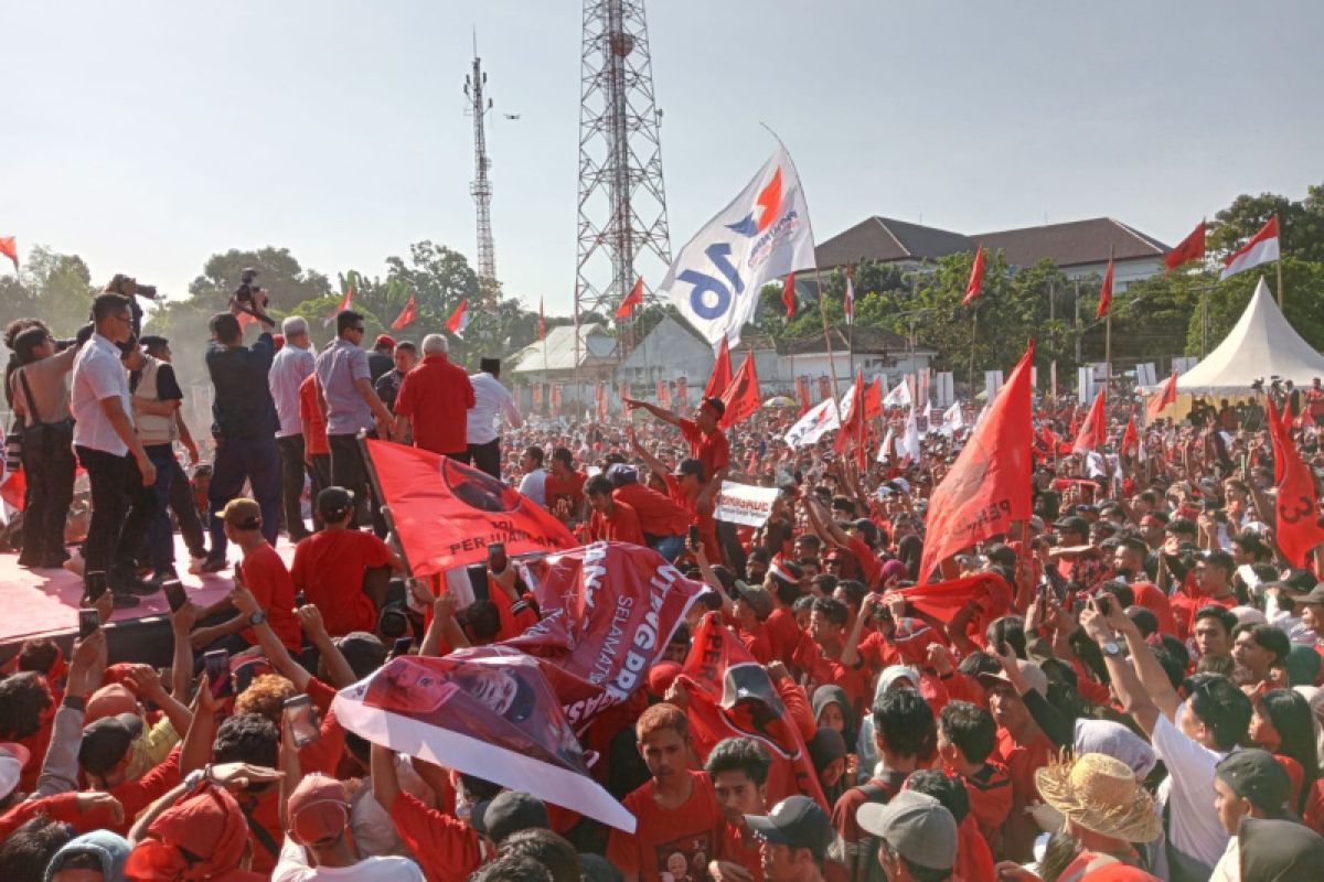 Lapangan Nasional NTB memerah saat menyambut Bakal Capres Ganjar