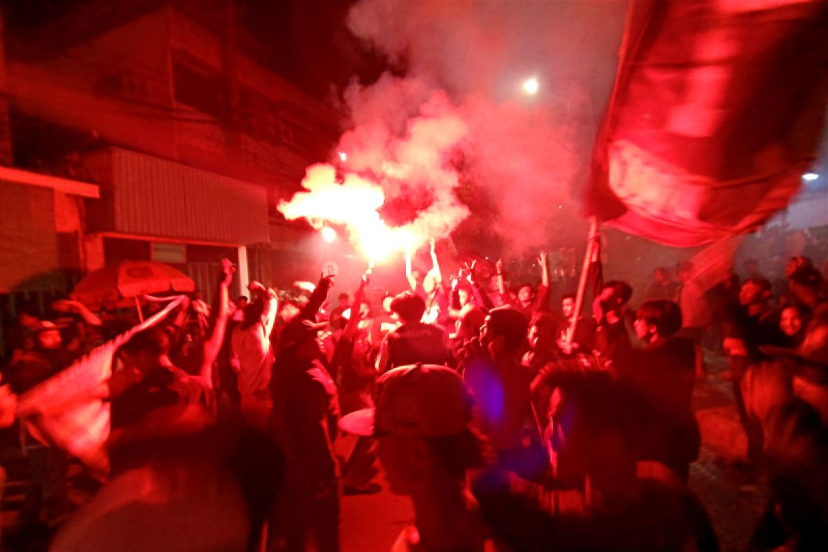 Ribuan suporter rayakan HUT ke-96 Persebaya di Stadion G10 Surabaya