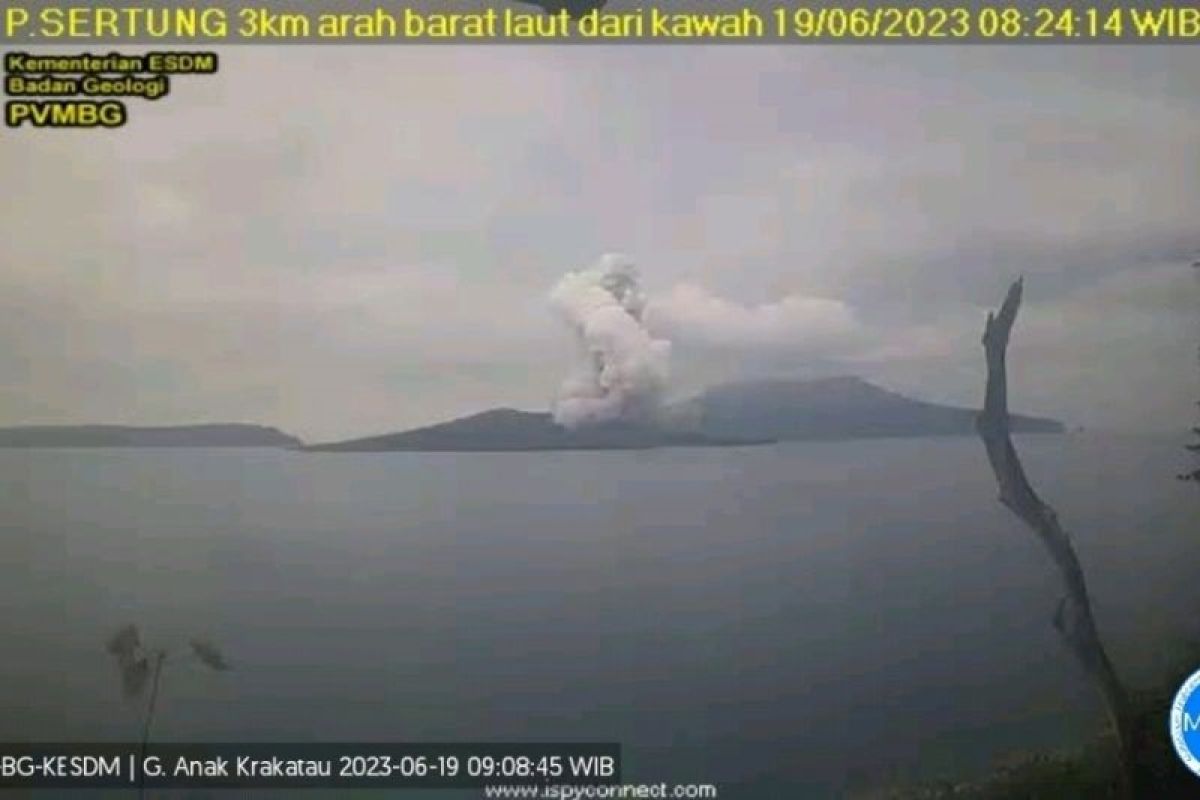 Gunung Anak Krakatau erupsi lontarkan abu vulkanik setinggi 1,5 kilometer ke arah tenggara