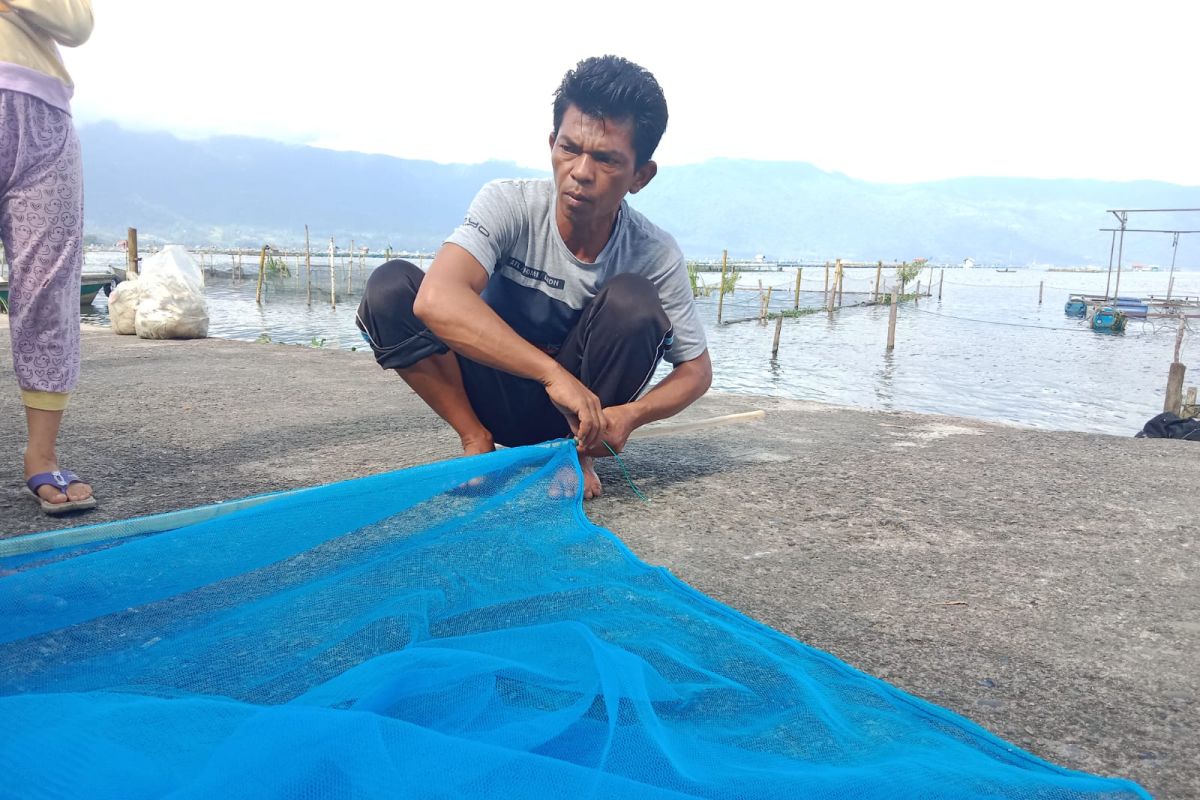 Beralih menangkap ikan bada di Danau Maninjau