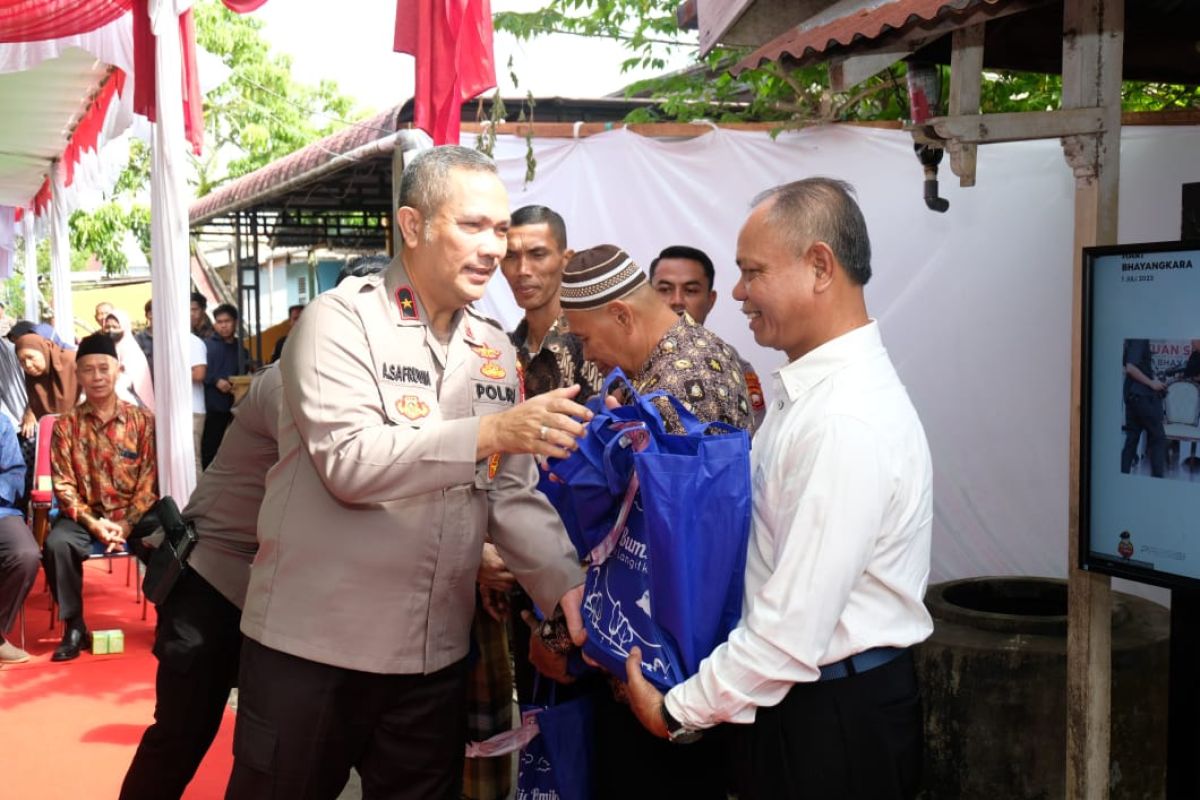 Sebanyak 7.000 paket sembako bantu warga kurang mampu disalurkan Polda Kalbar