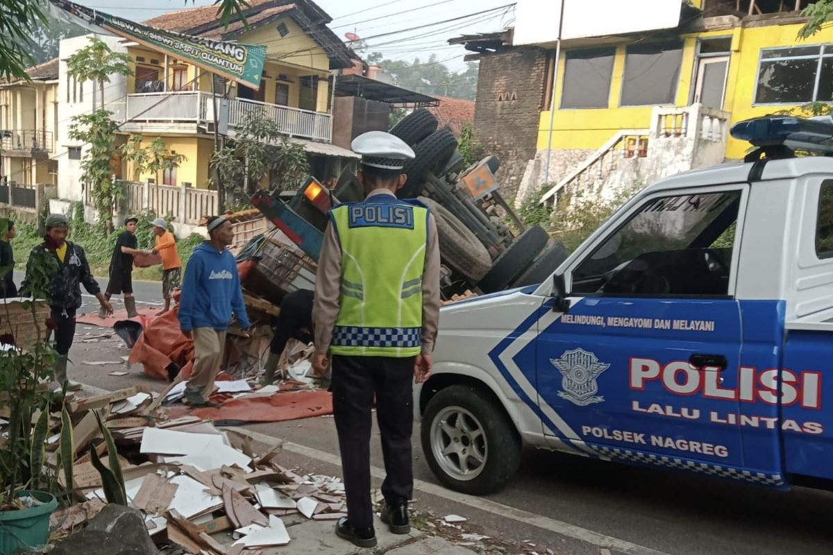 Polisi evakuasi truk terguling di Nagreg menutup akses jalan nasional