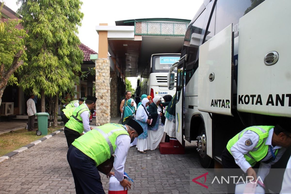 PPIH Embarkasi Solo berangkatkan calhaj kloter "sapu jagat"