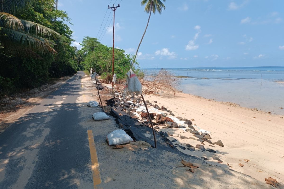 Abrasi ancam infrastruktur jalan  pantai timur Minahasa