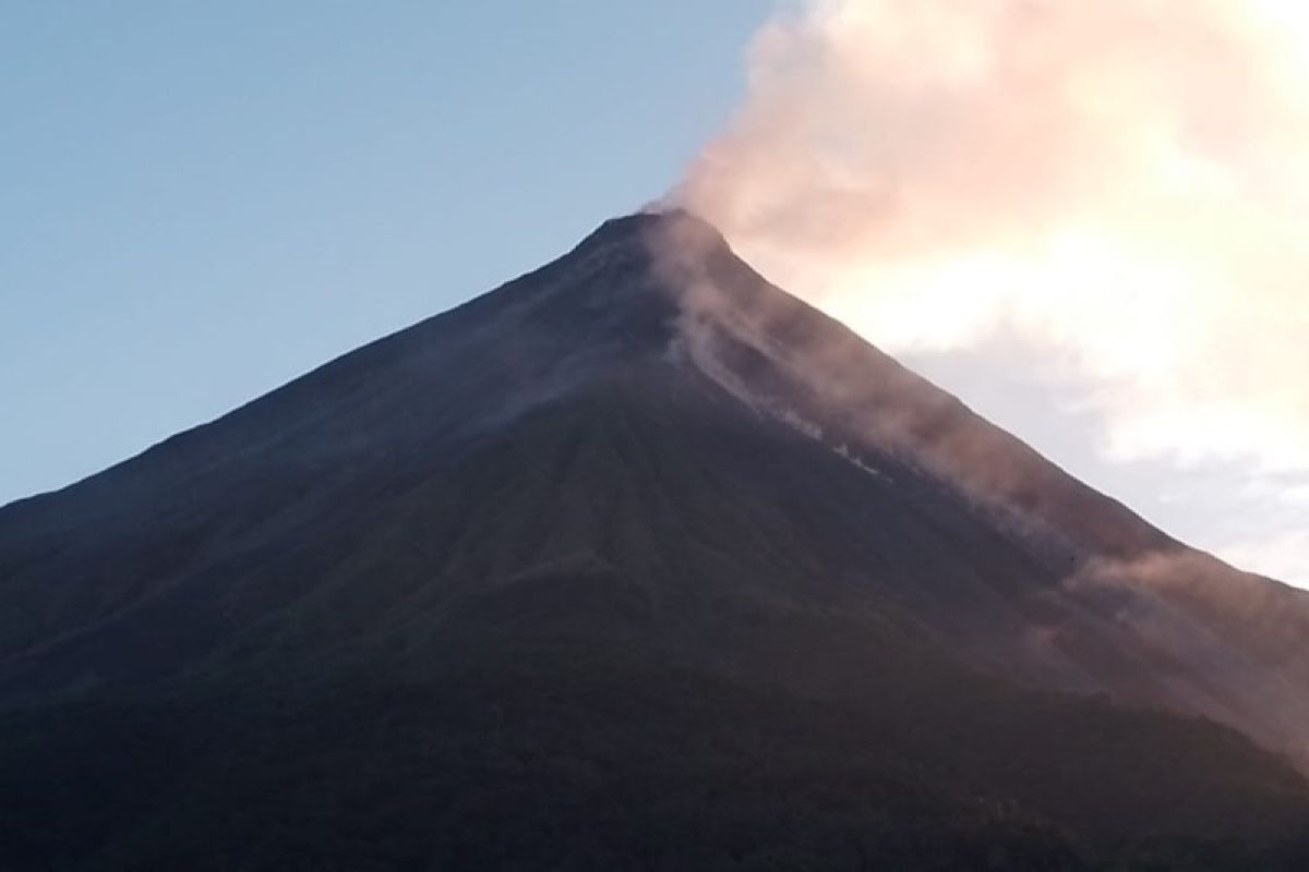 Warga dilarang masuk dalam radius 2,5 kilometer dari kawah Gunung Karangetang