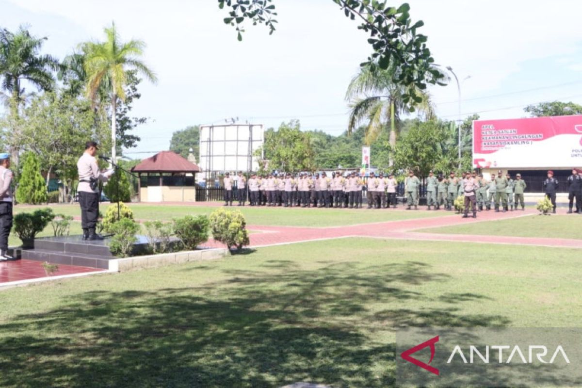 Polisi menggelar apel SatKamling percepat revitalisasi di Kendari